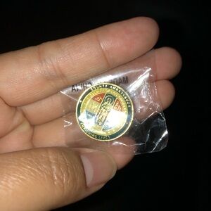 collectible pin featuring the seal of Los Angeles County